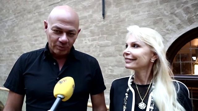 Hollywoodfrun stöttar kändisagenten i rättegången смотреть онлайн