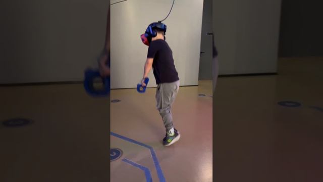 Шайба, клюшка, коньки...паренек играет в хоккей в VR смотреть онлайн