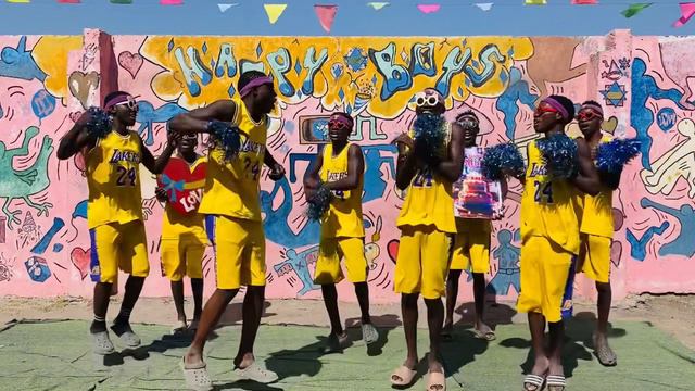 Спортики из ПРИВЕТ ИЗ АФРИКИ зажигают под "Белые розы" смотреть онлайн