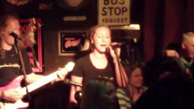 Jenna is performing La Bamba in the Londoner Kitzbühel смотреть онлайн