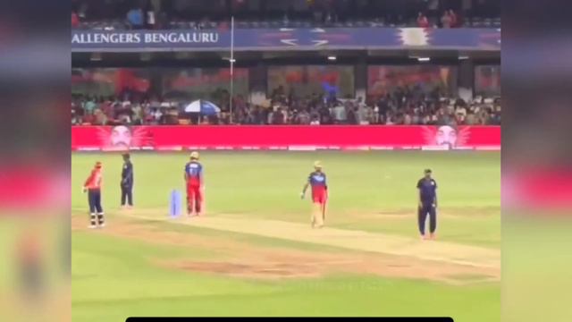 Virat kohli did this heart winning gesture for fan who come to hug virat kohli during live match смотреть онлайн