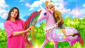 Лошадь Барби превратилась в единорога! Игры в куклы для девочек – ищем игрушки вместе с Тойклаб