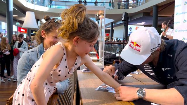 Autogrammstunde mit Olympia- und Weltcupsieger Marco Odermatt смотреть онлайн