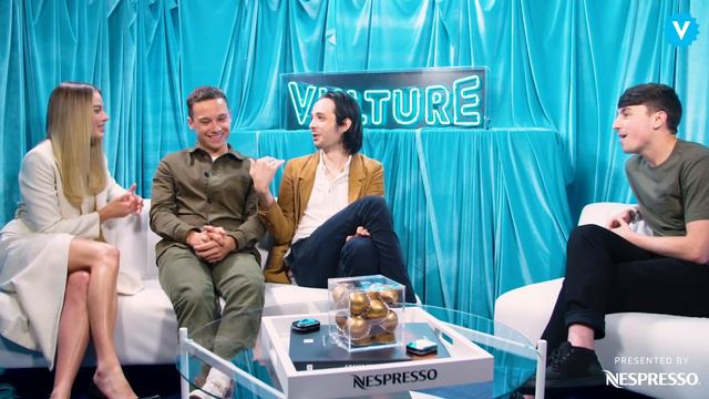 Margot Robbie Will Not Be Fooled by Your Fake Snakes смотреть онлайн