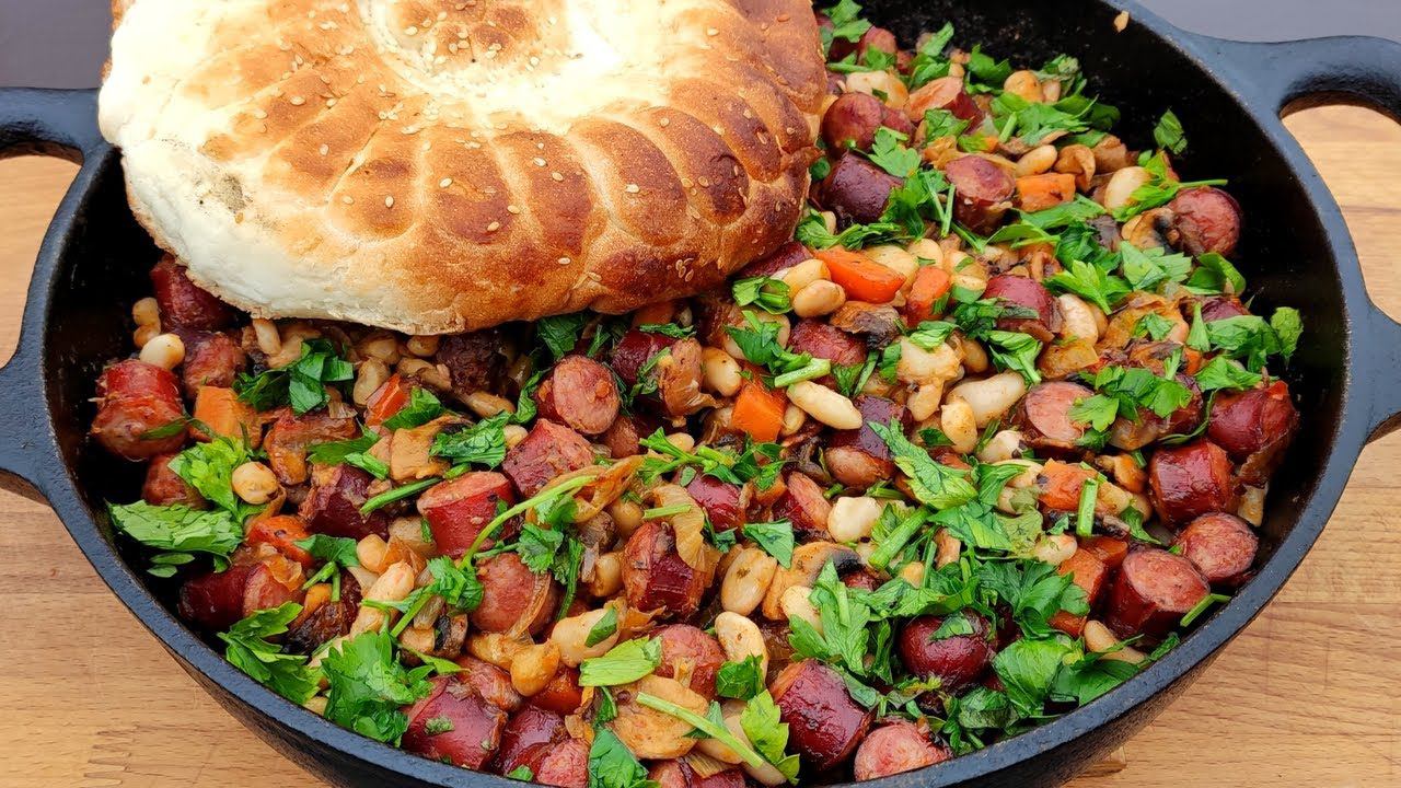 ЖАРЕНЫЕ КОЛБАСКИ С АРОМАТНОЙ ФАСОЛЬЮ И ЗЕЛЕНЬЮ | давайте приготовим ужин. смотреть онлайн