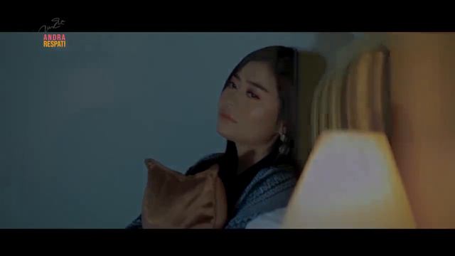 ANTARA AKU KAU DAN ORANG TUAMU - Andra Respati feat. Eno Viola (Official Music Video) смотреть онлайн