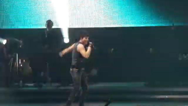 ADAM LAMBERT david bowie medley bra thrown kiss blown takin off jacket oracle americanidol live 200 смотреть онлайн