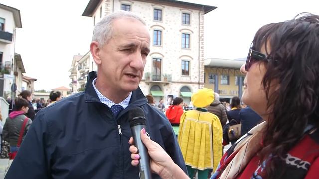 Tutta Querceta in piazza per i piccoli sbandieratori смотреть онлайн