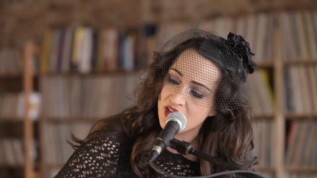 Lindi Ortega Performs Waitin' On My Luck To Change at The 13th Floor смотреть онлайн