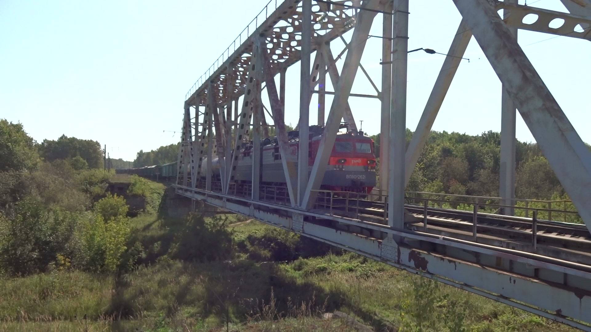 Электровоз ВЛ80с-2621 с грузовым поездом на перегоне Чаглово - пост 323-й километр смотреть онлайн