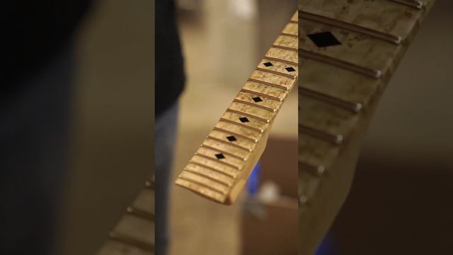 Cleaning the fingerboard on Greg Howe's guitar смотреть онлайн