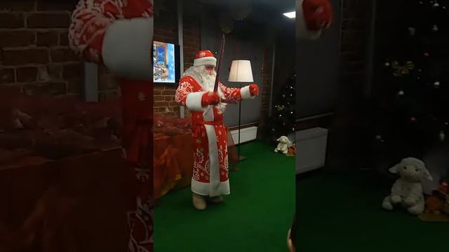 Дед Мороз в детскомцентре Бенуа смотреть онлайн