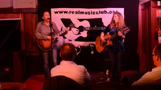 "Wild Mountain Thyme" Dar Williams and Lucy Wainwright Roche смотреть онлайн