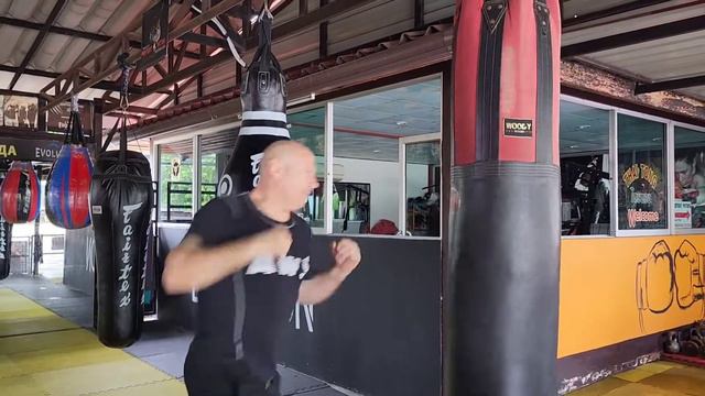 Прямой удар, средняя дистанция. Корнеев Андрей. Таиланд. тел +66 945678106 смотреть онлайн