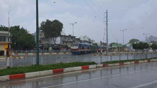 Train SE22 Saigon - Hue passing level crossing Pham Van Dong, Ho Chi Minh City (2019) смотреть онлайн