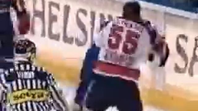 SM-liiga: Pauli Levokari vs. Mikko Ruutu hockey fight смотреть онлайн