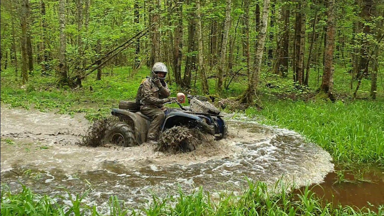 Немного воды и торфяной грязи на Yamaha grizzly 700 mudding смотреть онлайн