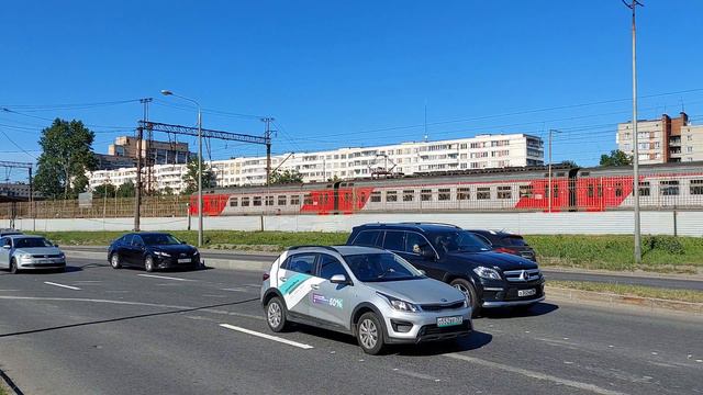 Электричка ЭТ2М сообщением Санкт-Петербург - Павловск отправляется с платформы Проспект Славы