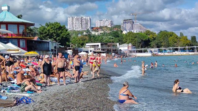 Бархатный сезон в Крыму. Центральный пляж Алушты 18 сентября смотреть онлайн