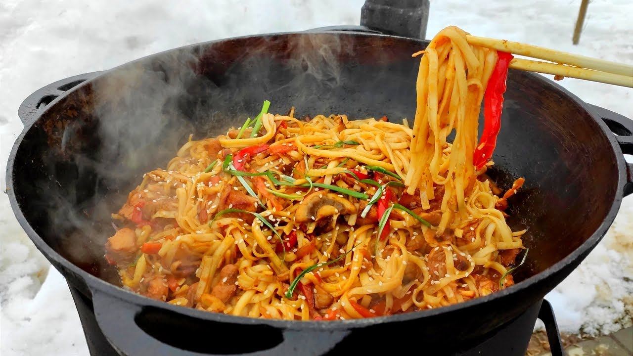 WOK / УДОН С КУРИЦЕЙ И ОВОЩАМИ | в соусе терияки - готовим в казане, на открытом огне. смотреть онлайн