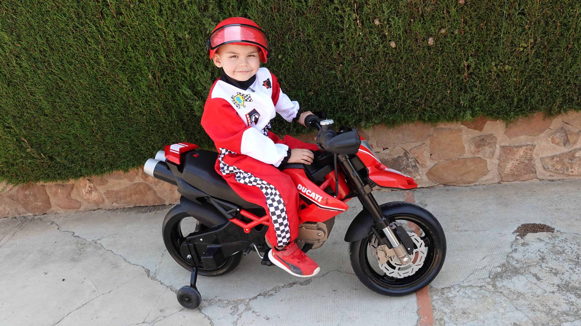 Дима распаковал и собрал новый мотоцикл Дукати