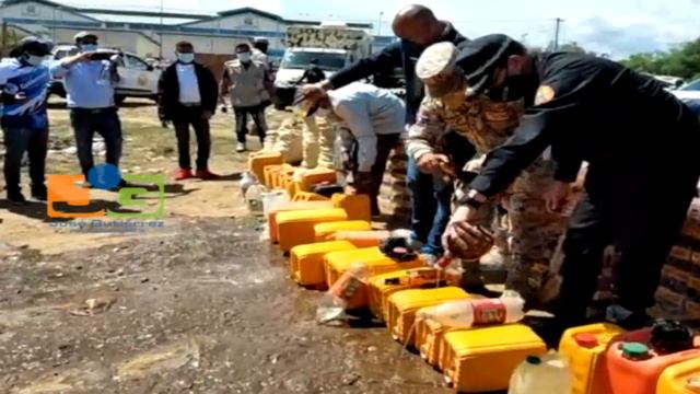 Cesfront y Aduanas derramaron bebidas incautadas en La frontera смотреть онлайн