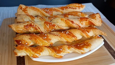 СЫРНЫЕ ПАЛОЧКИ из слоеного теста ,,пальчики оближешь,, Вместо хлеба Быстро сытно ( улетают на ура ) смотреть онлайн