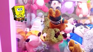 Достаем игрушки из автомата Хватайка.