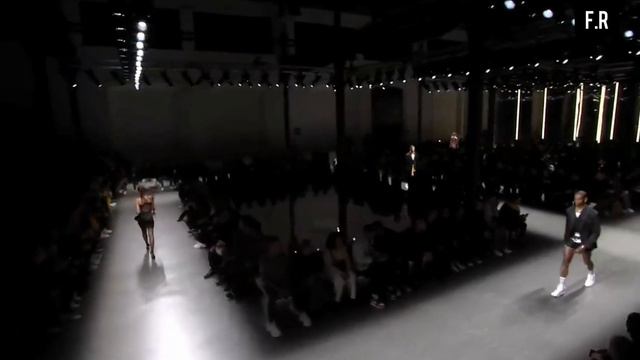 Emily Ratajkowski | Runway Compilation смотреть онлайн