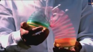 Как падает пружинка слинки