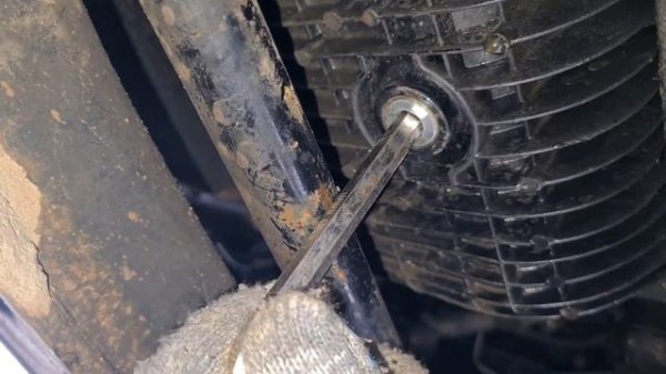 Как открутить пробку поддона на Эвотеке?