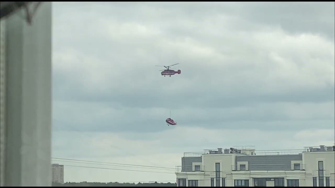 Вертолет тащит вертолет