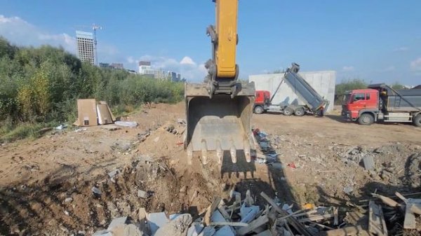 Чистим территорию, вывозим мусор. Китайский экскаватор xcmg xe180wd.mp4