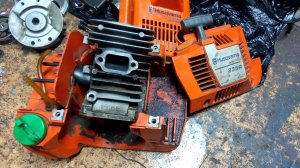 Двигатель бензокосы Husqvarna235R с мусора