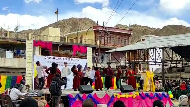 A very happy birthday to His Holiness the Gyalwang Drukpa and HE Drukpa thuksey rinpoche ! смотреть онлайн
