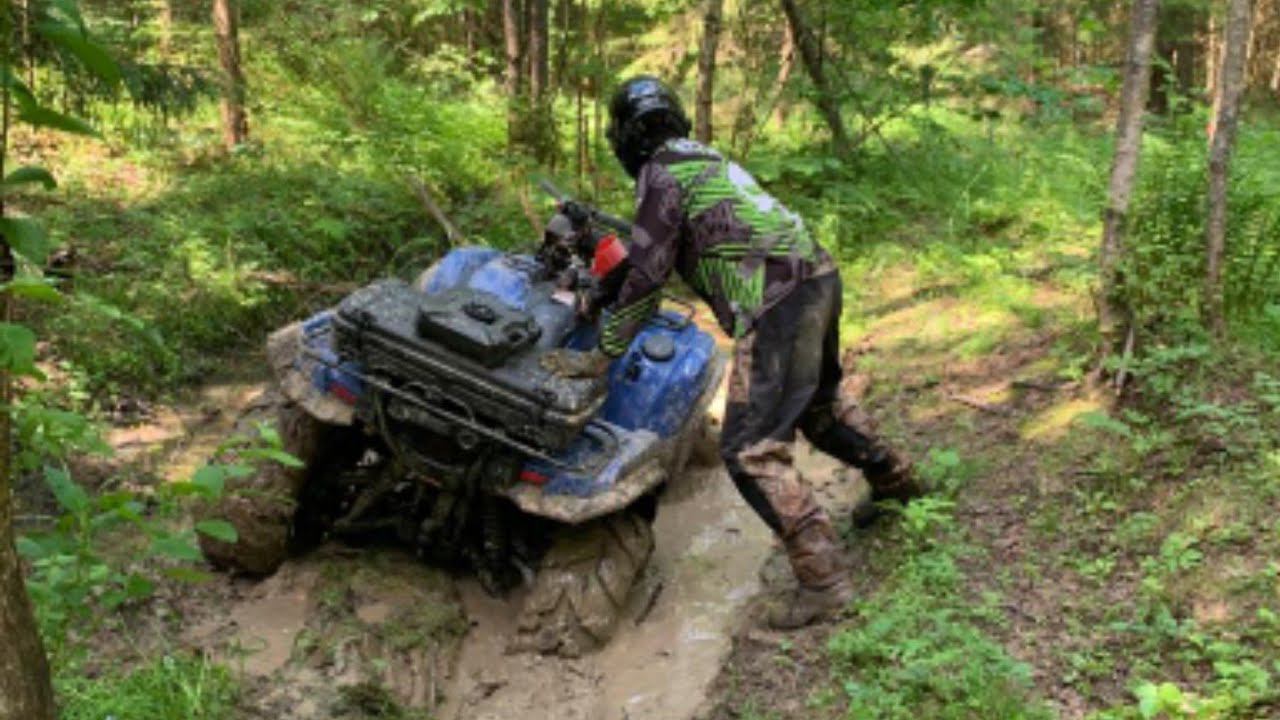 Поездка на Батьковское болото на Ямаха гризли 700, Polaris Highlifter 850, Stels Guepard 800 в грязи смотреть онлайн