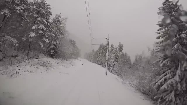 Путешествие на поезде в метель через горный перевал, Бергенская линия, Норвегия смотреть онлайн