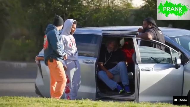 ПРАНК. БРАТОК С ТОБОЙ РАЗОБРАТЬСЯ (ПРАНК В ГЕТТО) смотреть онлайн