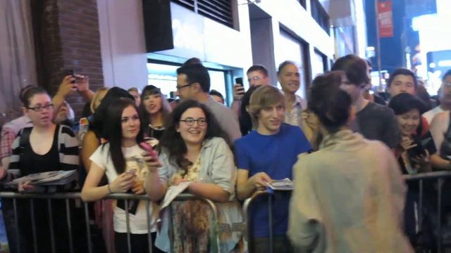 Marisa Tomei and Tracy Letts signing autographs смотреть онлайн