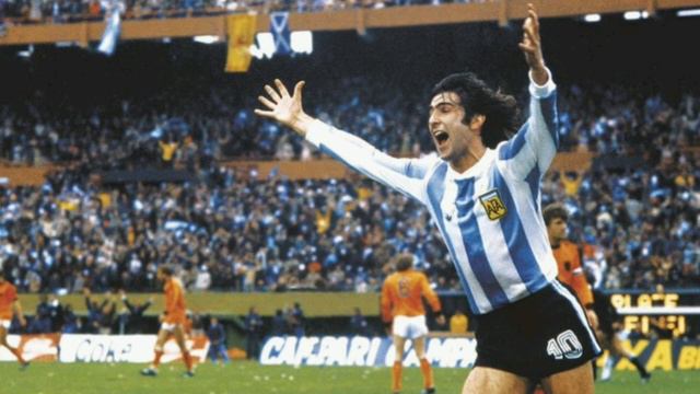 ¿Kempes pudo jugar en Independiente? La increíble revelación de Bertoni смотреть онлайн