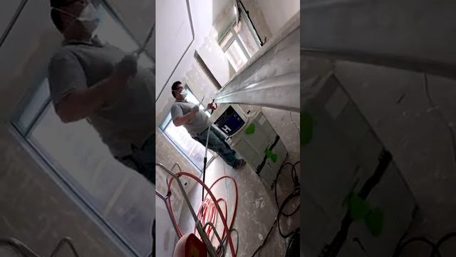 Выравнивание потолка правилом с пола