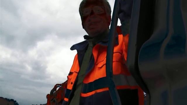 Helgeroa, Kim Aleksander Holt og Geir Øyen snakker om utsig av forstøtningsmur смотреть онлайн