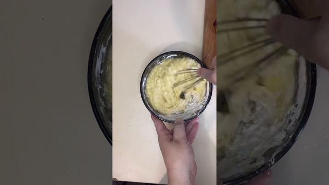 Шарлотка с персиками