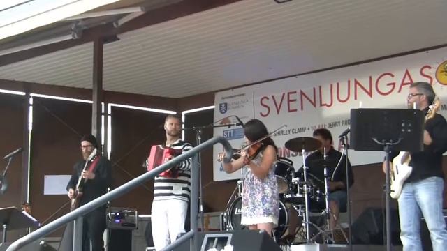 Lars Karlsson ork o Julia Frölich fiol i Svenljunga på Allsången på onsdagar juli 2013 смотреть онлайн