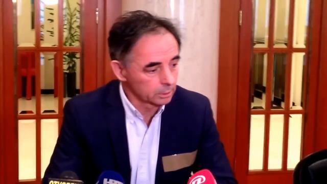 Milorad Pupovac SDSS podijelio je novinarima selotejp i podsjetio cemu sluzi смотреть онлайн
