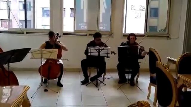 Los reyes del mundo Gérard Presgurvic Ensamble de cuerdas смотреть онлайн