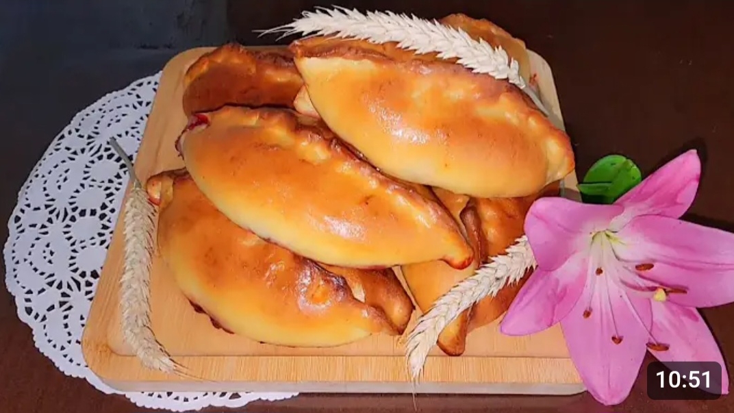 СДОБНЫЕ ПИРОЖКИ С ВИШНЕЙ И КЛУБНИКОЙ.🍒🍓🍓РАДИ ТАКИХ ПИРОЖКОВ Я ГОТОВА ДУХОВКУ ЛЕТОМ ВКЛЮЧИТЬ. смотреть онлайн