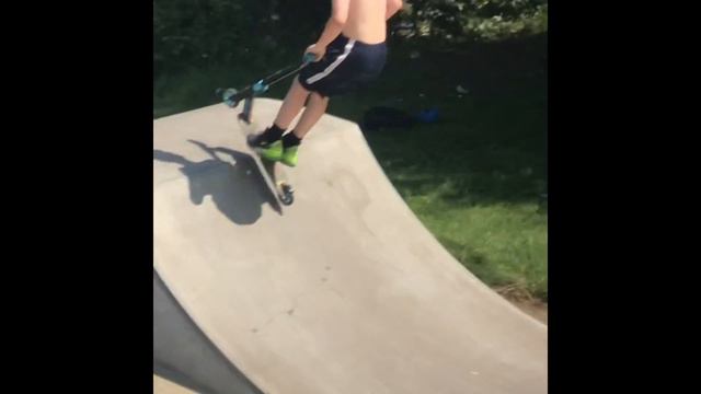 Keane doing scooter tricks смотреть онлайн