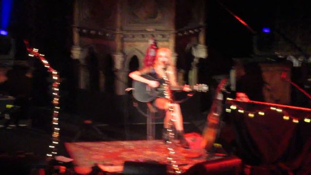 Nina Nesbitt - Stay Out (Christmas acoustic show) @ Union Chapel, London смотреть онлайн