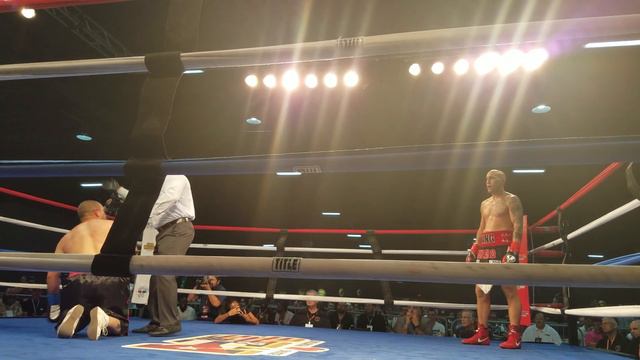 Francisco Palacios gana por TKO a un hombre que no se protege смотреть онлайн